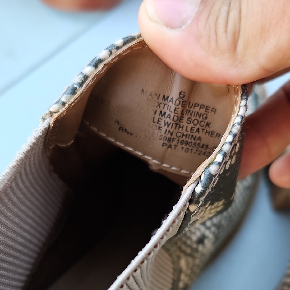 Chic Snakeskin Pattern Ankle Boots - Picture 3 of 8